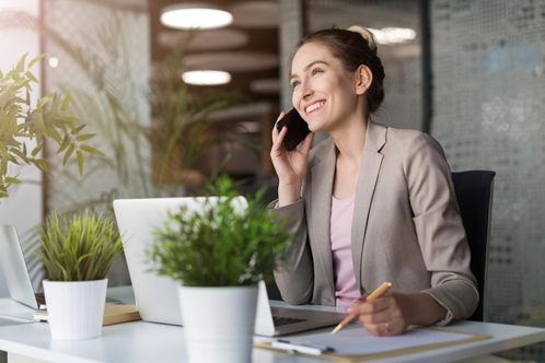 Kontakt zu linexo - Frau am Schreibtisch mit Notizen & Telefon